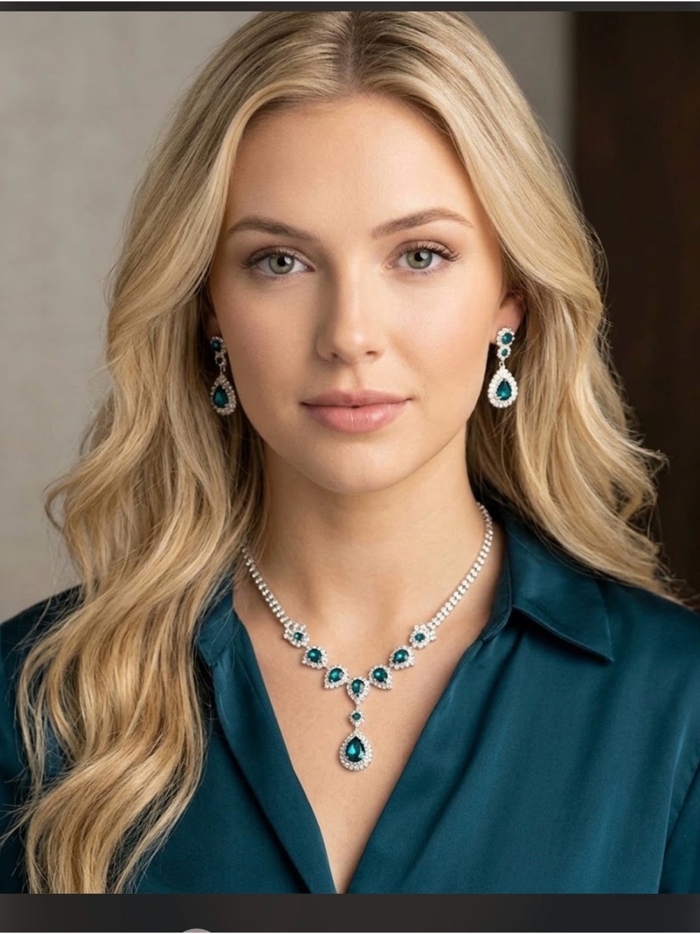 🔴 Emerald Teardrop Pendant Necklace and Earring Set